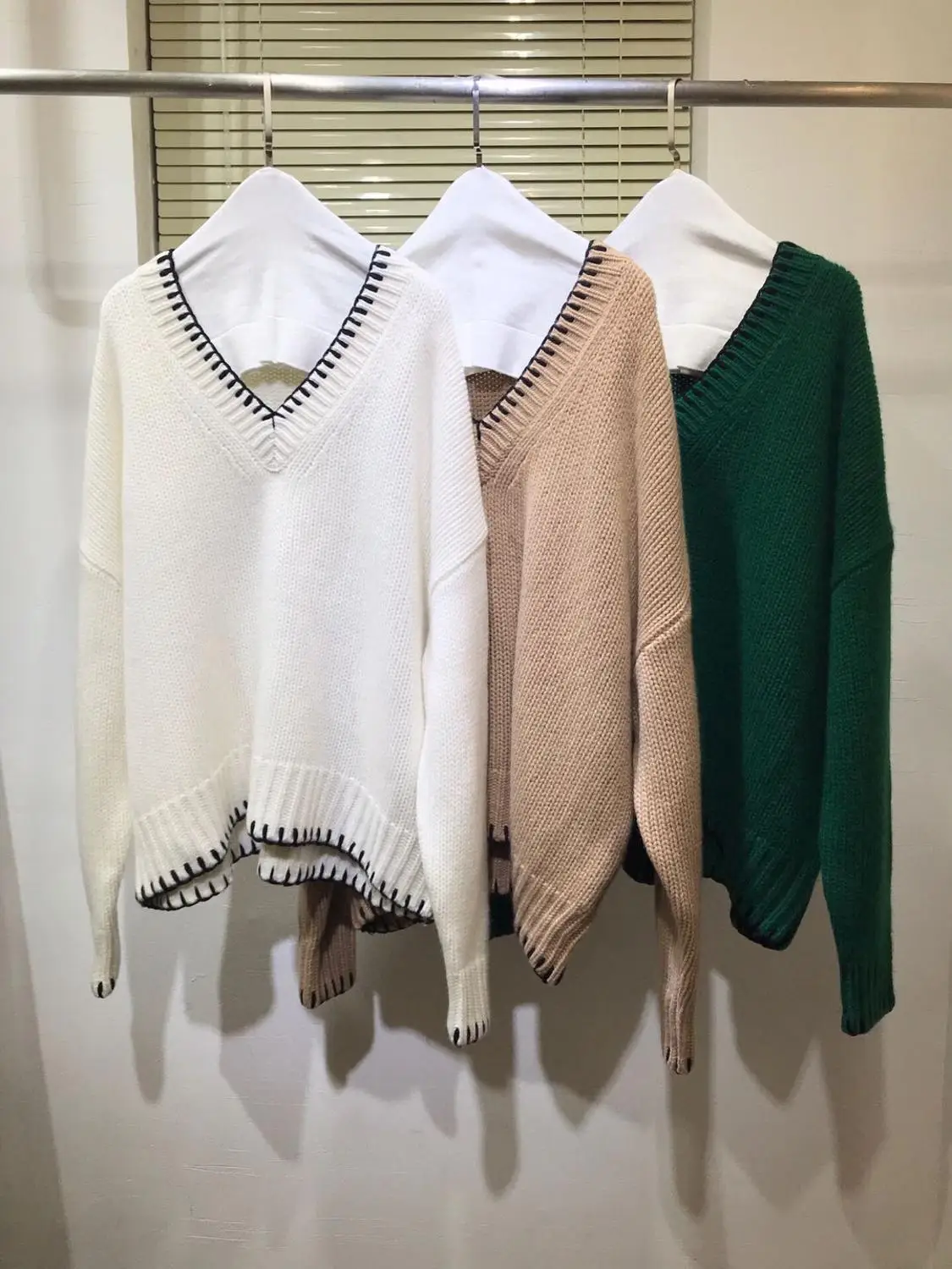 

Women Cashmere Pullovers Runway Sweater 2020 Autumn Fashion V-Neck Color Patchwork Loose Sweaters Thin Knit Tops Ladies Jumper