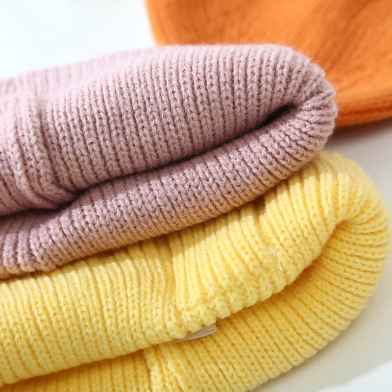 Шапка вязаная детская осенне-зимняя однотонная с буквенным принтом | Детская