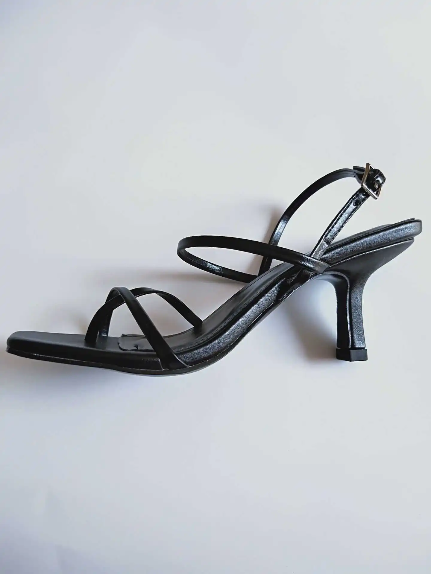 

New sandals with fine leather sandals