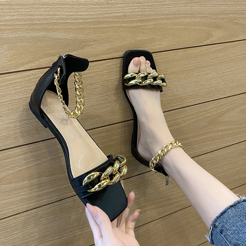 

2021 Women Flat Sandals Outdoor Square Toe Metal Chain Designer Summer Shoes Ladies Fashion Cover Heel Black White Sandals