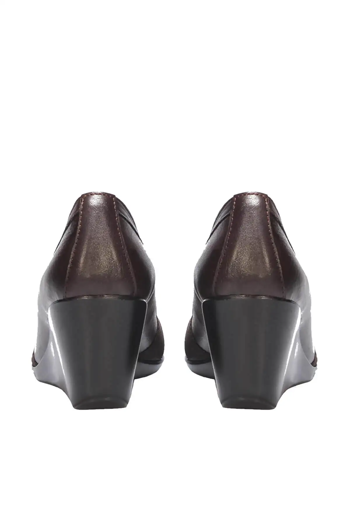 Женская обувь на танкетке из натуральной кожи с жемчугом цвет коричневый