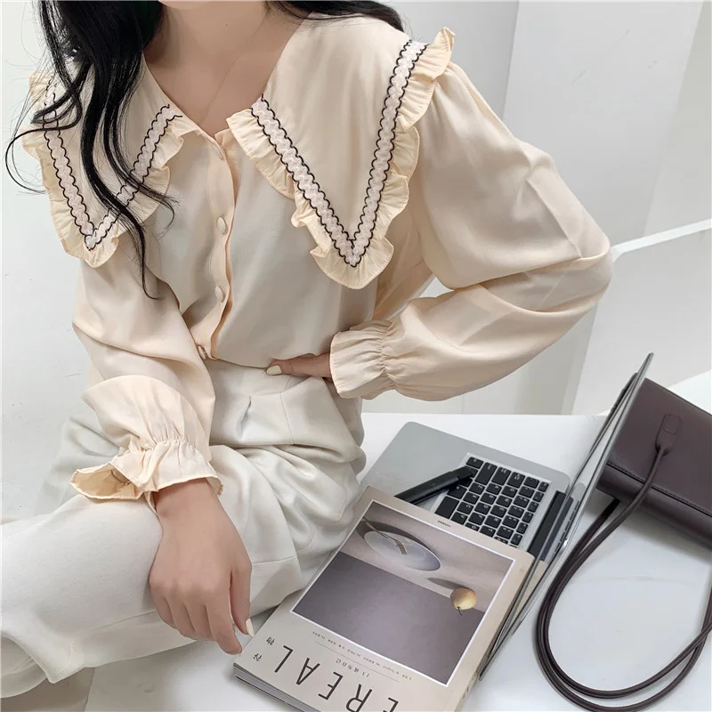 

Женские рубашки с большими лацканами и кукольным воротником