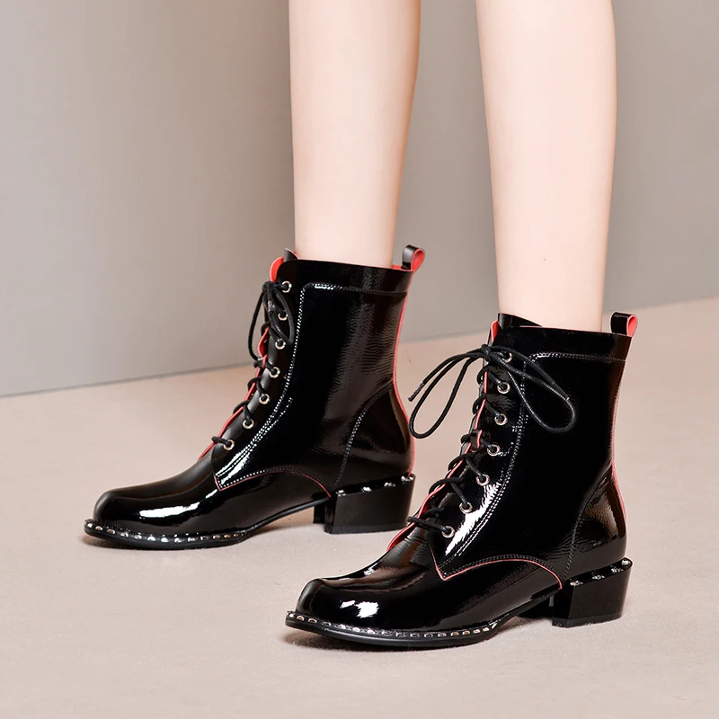 Женские зимние ботинки из натуральной кожи на шнуровке плоской подошве короткие