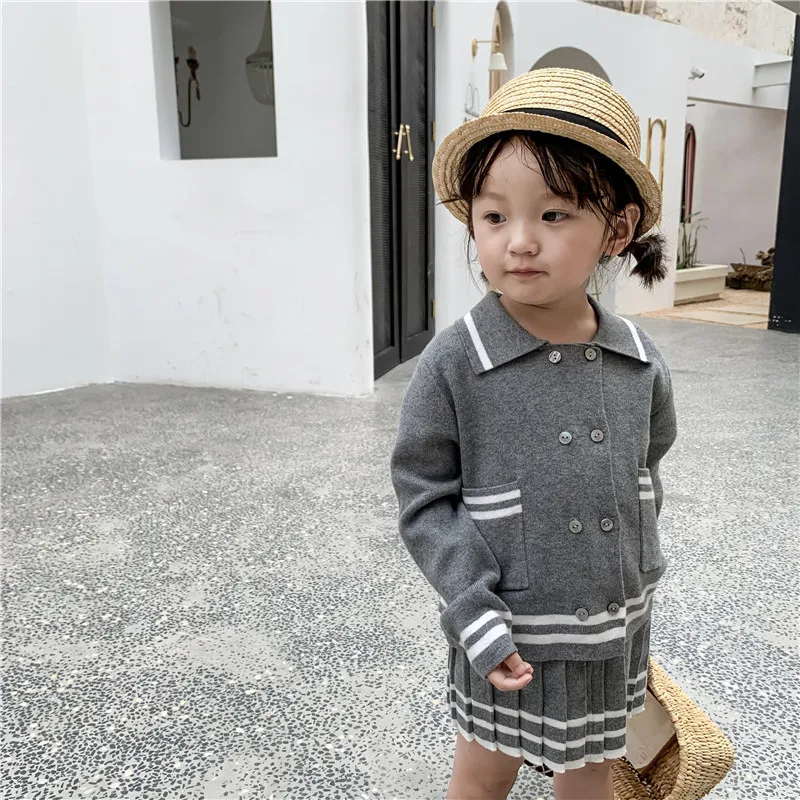 Милый шерстяной трикотажный комплект одежды в консервативном стиле для девочек