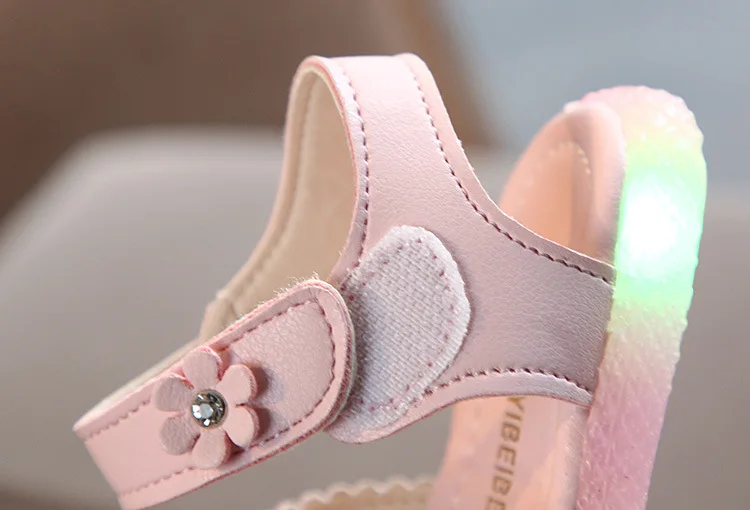 

2020 Summer Baby LED sandals Hot Sale PU Leather Summer Shoes Newborn Infant Baby Girl Princess Floral Sandals Sneakers Toddler