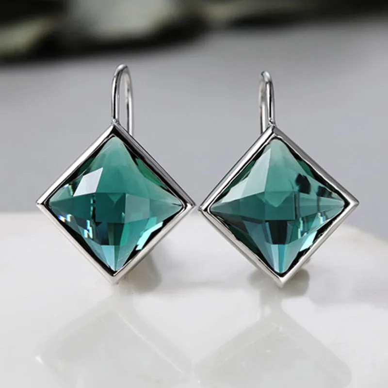 Женские квадратные серьги с зелеными кристаллами простые темпераментные и