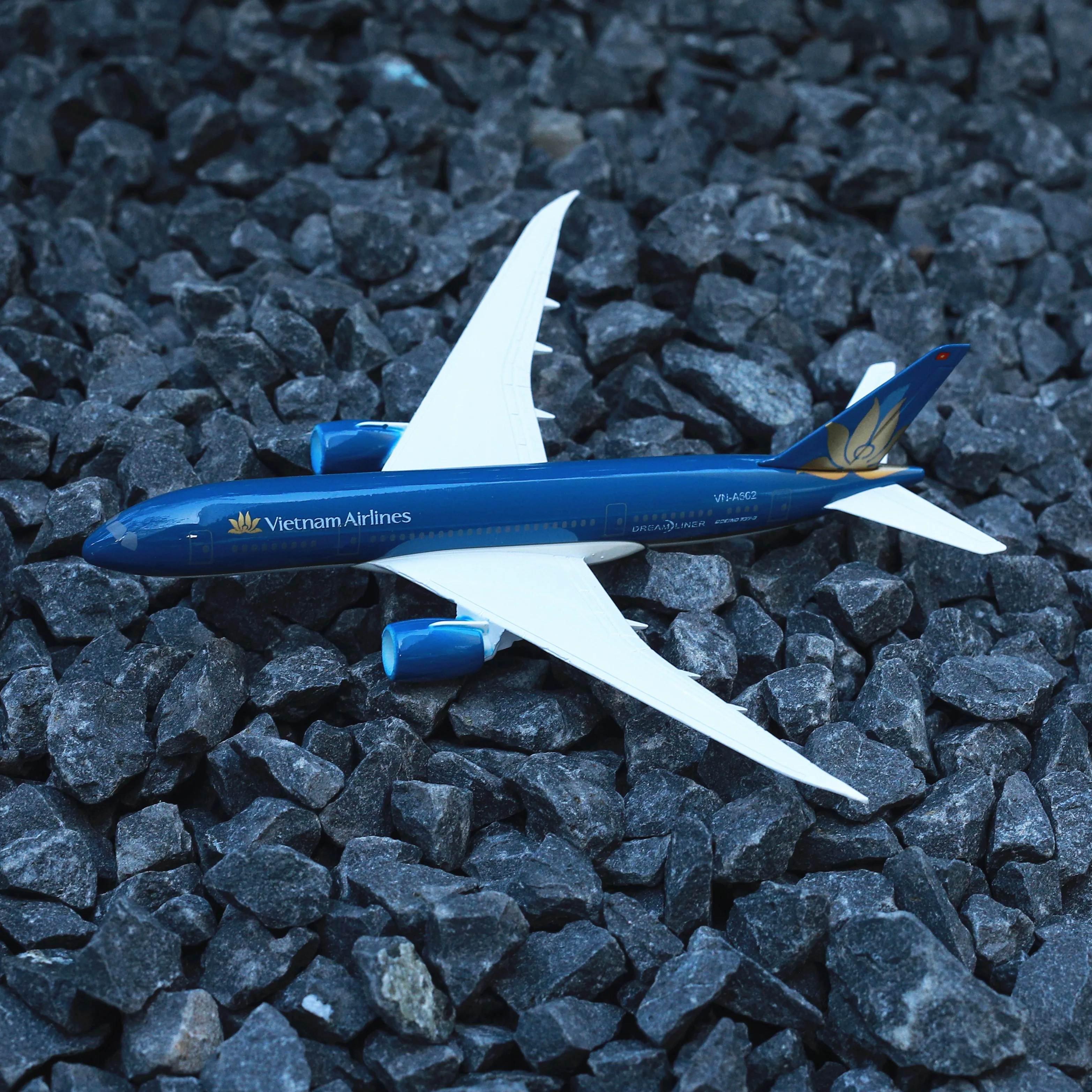 

Vietnam Airlines B787 Aircraft Alloy Diecast Model 15cm World Aviation Collectible Miniature Souvenir Ornament