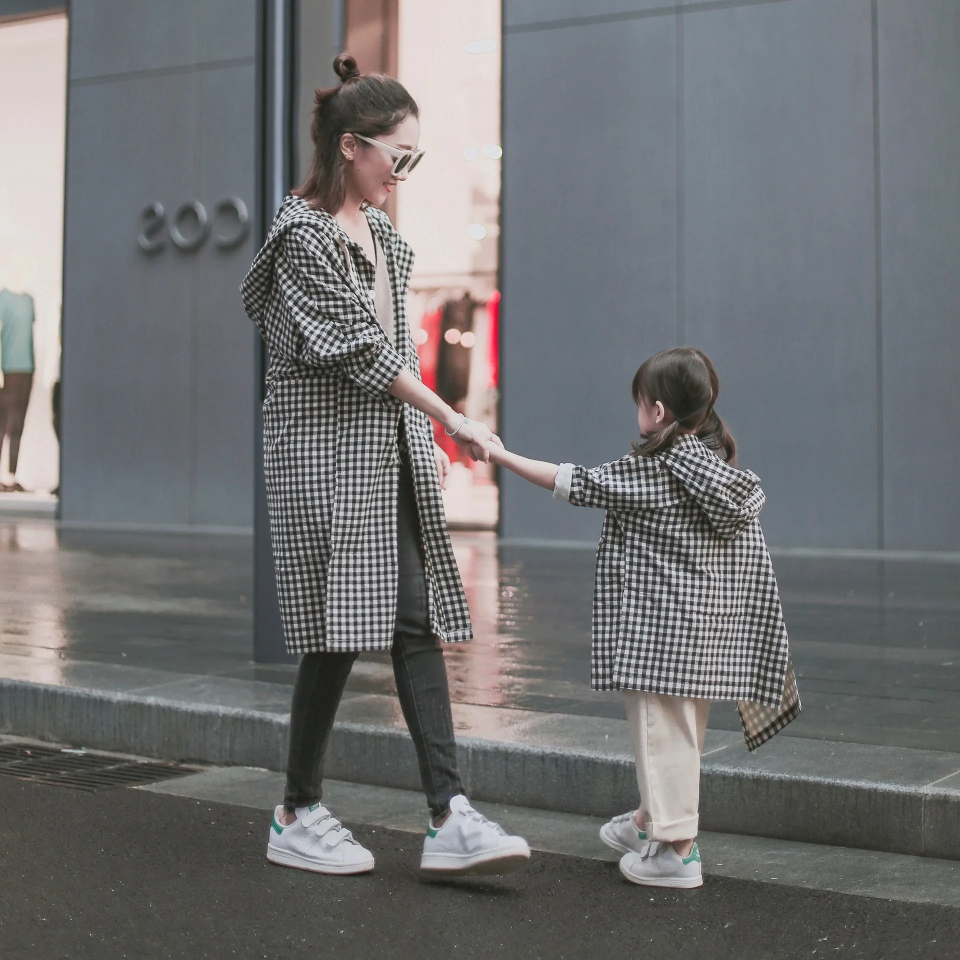 Пальто для матери и ребенка клетчатая куртка с капюшоном ветровка Новинка осени