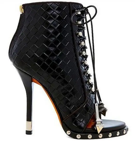 Beli Terbaru Hitam Putih Kotak Pola Peep Toe Kulit Berenda Pergelangan Kaki Sepatu Hak Tinggi Wanita Paku Keling Gladiator Pendek Booties Gaun Sepatu