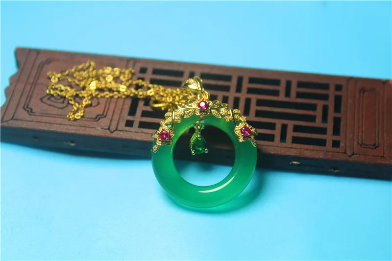 

Liemjee Wholesale Fashion Chalcedony Euro-American Inlaid Work Donuts Necklace for Woman Feature Jewelry Namour Charm Gift