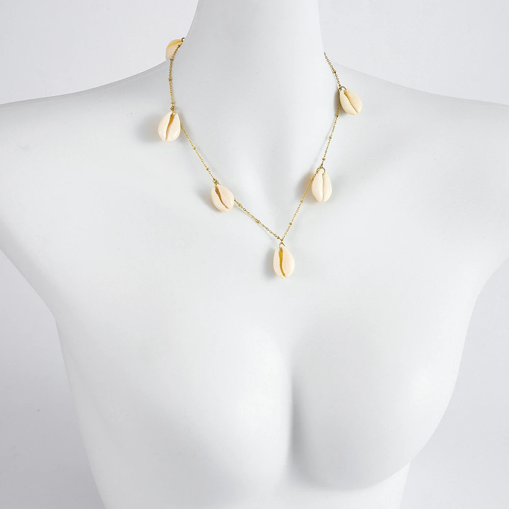 Ожерелье чокер Mavis Hare из коровьей шерсти с 7 шт. натуральными морскими ракушками и