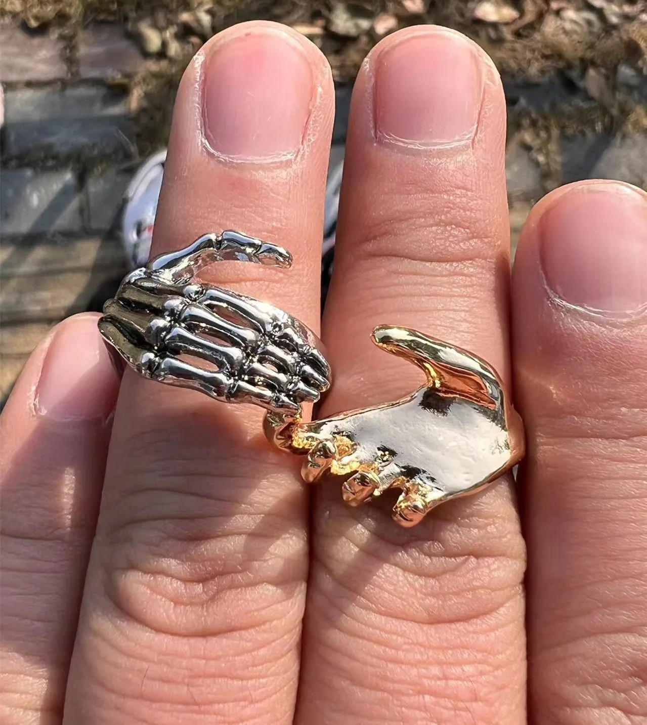 

Vintage Punk Engraving Skull Handshake Ring For Women Men Couple Finger Ring Gothic Jewelry Accessories Valentine's Day Gift