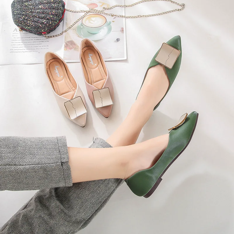 Туфли на плоской подошве женские слипоны с металлическим украшением низкие