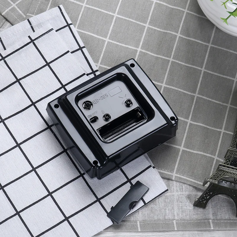 Просыпаются винтажные часы рядом с студенческой настольной кроватью подметания