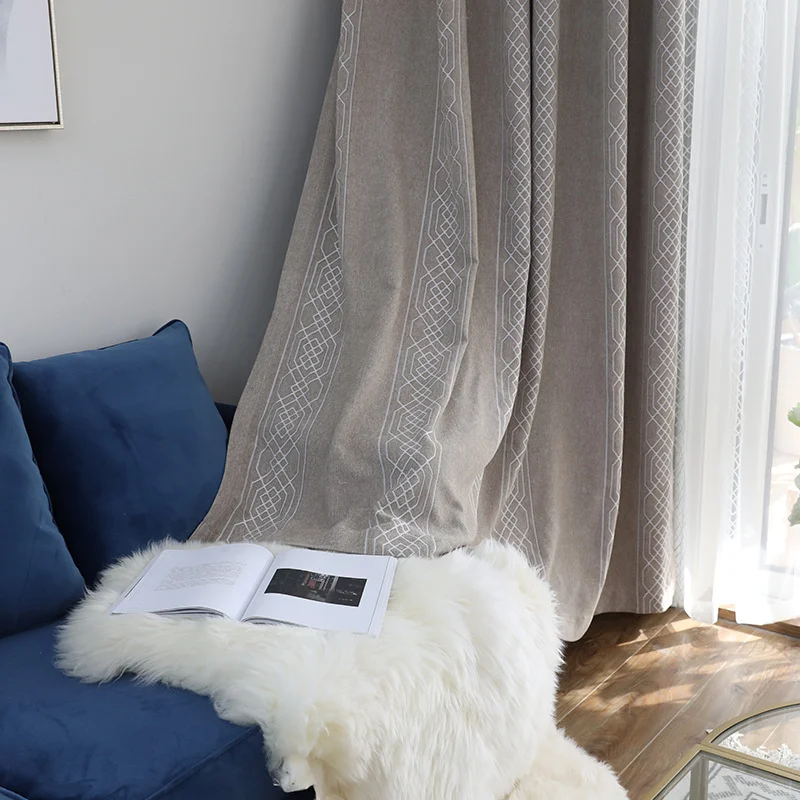 Коричневые геометрические затемняющие окна драпировка панель белая сетка