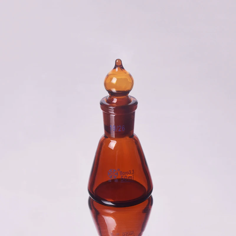 Коричневая коническая колба со стандартной заземляющей стеклянной пробкой