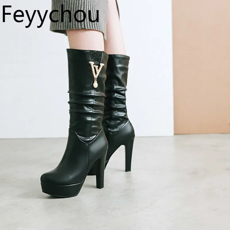 Женские ботинки до середины икры белые из искусственной кожи на платформе и