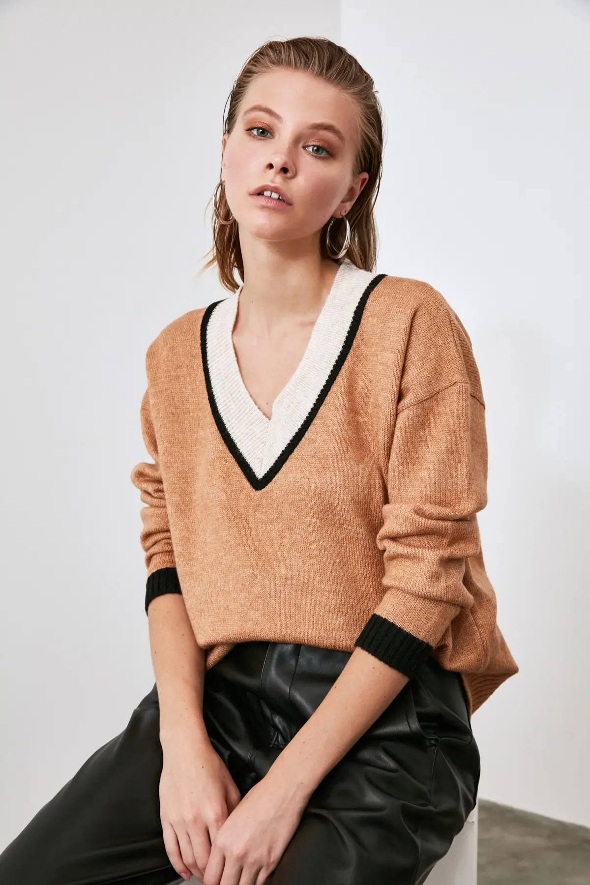 

Trendyol V Collar Knitwear Sweater TWOAW21KZ0648