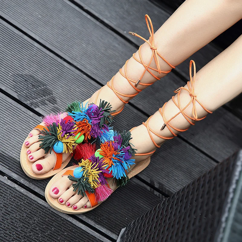 Летние новые сандалии с цветочным помпоном на плоской подошве римскими
