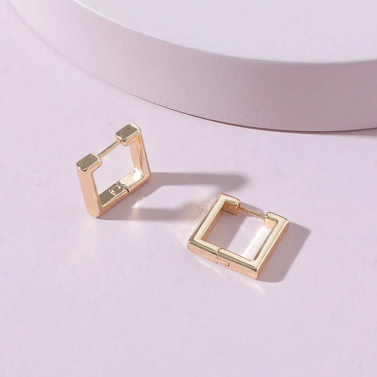 

Women's Simple Design Gold Color Copper Geometric Small Hoop Earrings Minimalist Huggies Earring
