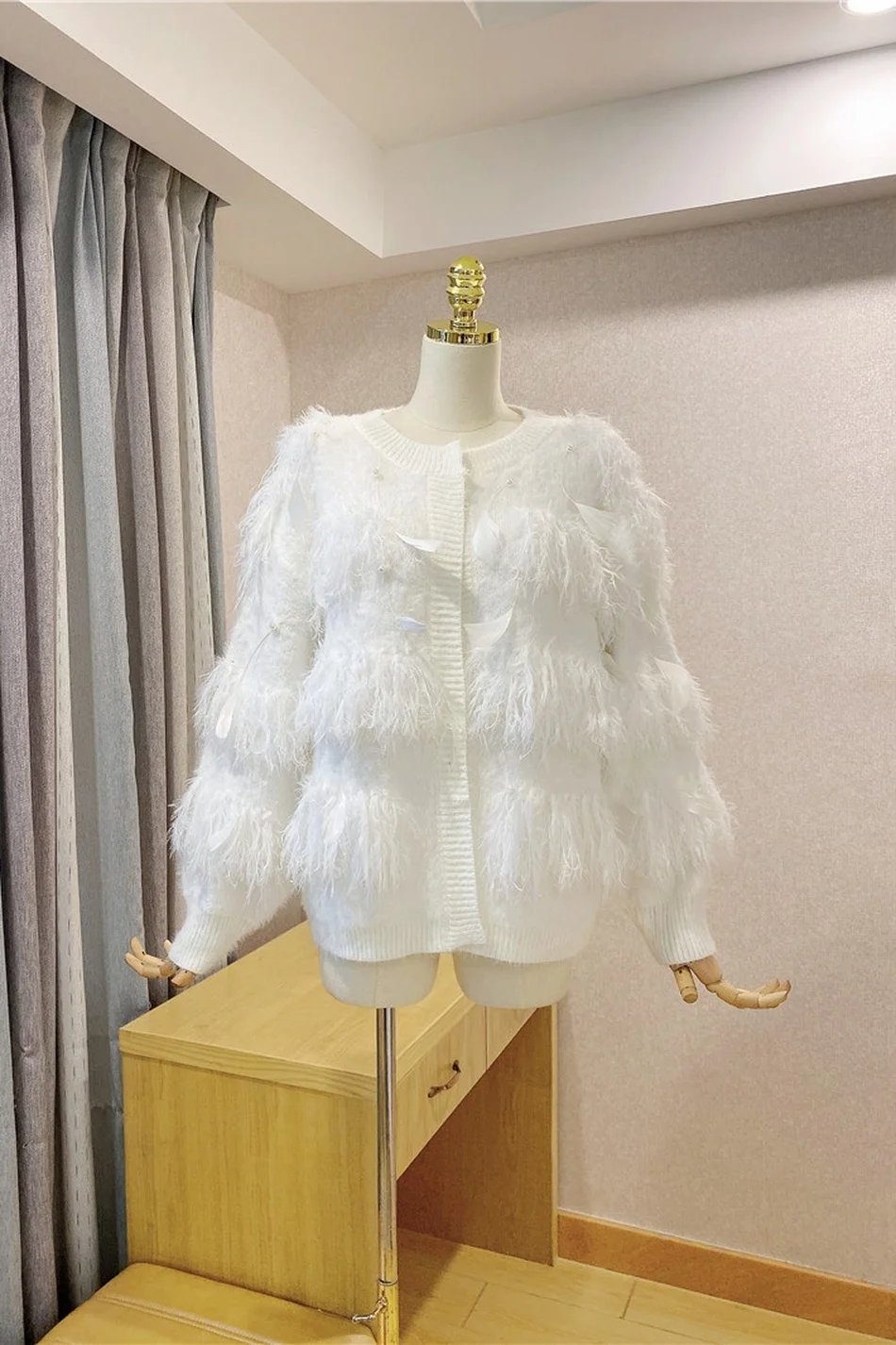 

Ailigou Winter 2020 New High-Quality Heavy Industry Beads Stitching Ostrich Feather Slim Coat Ladies Round Neck Casual Jacket