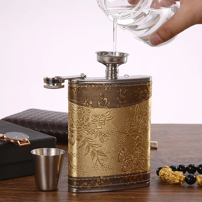 

Mini 8oz Moscow Whisky Flagon Stainless steel Alcohol Hip Flask Calico Wrapping Gift Box Set With Funnel and Vodka Cups