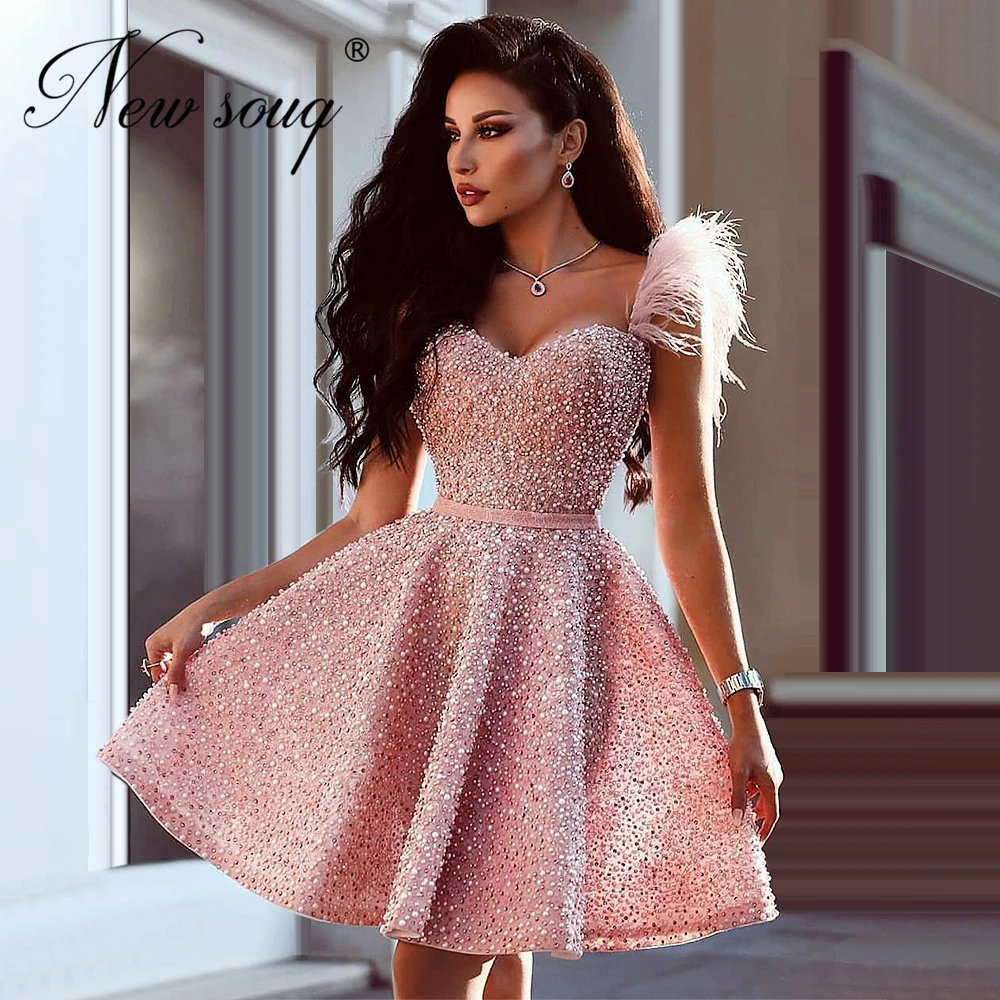 

Short Pearls Celebrity Gowns Saudi Arabia 2020 Custom Made Feathers Pink Evening Dresses For Weddings Prom Dress Dubai Kaftans