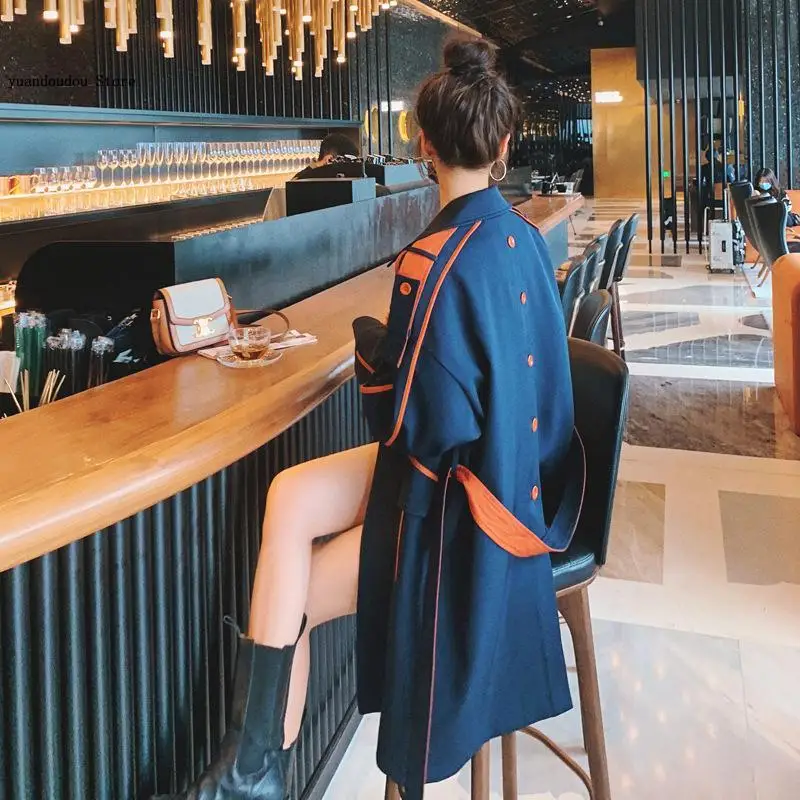 Ветровка выше колена на шнуровке с отложным воротником