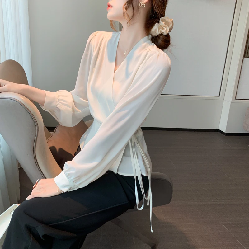 

Women's spring 2021 new fashion design sense niche light mature long-sleeved white simple V-neck belt waist chiffon top