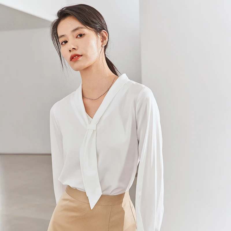 Женская блузка с галстуком бабочкой из гладкого материала треугольным вырезом