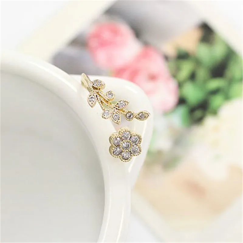 Женское кольцо с листьями витые Стразы цветами Открытое на указательный