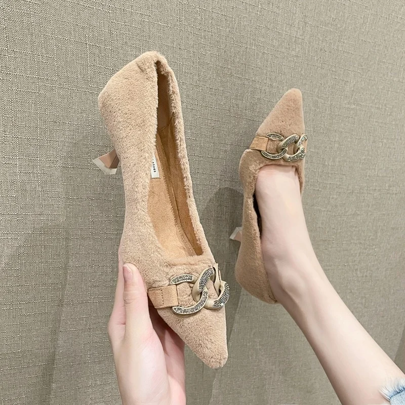 

Стразы женские плюшевые Высокие каблуки Новые осенне-зимние плюшевые универсальные туфли на среднем каблуке Французская женская обувь с о...