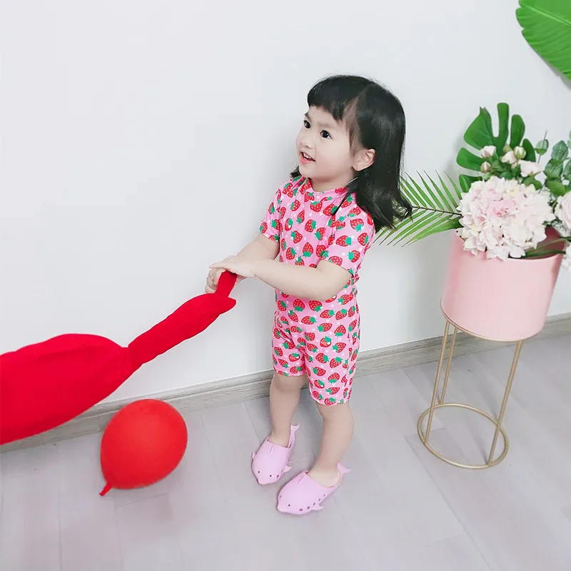 Детский купальник для маленьких девочек с принтом клубники розовый принцессы