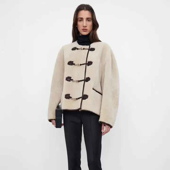 

2021 French Winter New Vintage Round Neck Lamb Fur Jacket Integrated Metal Buckle Short Coat