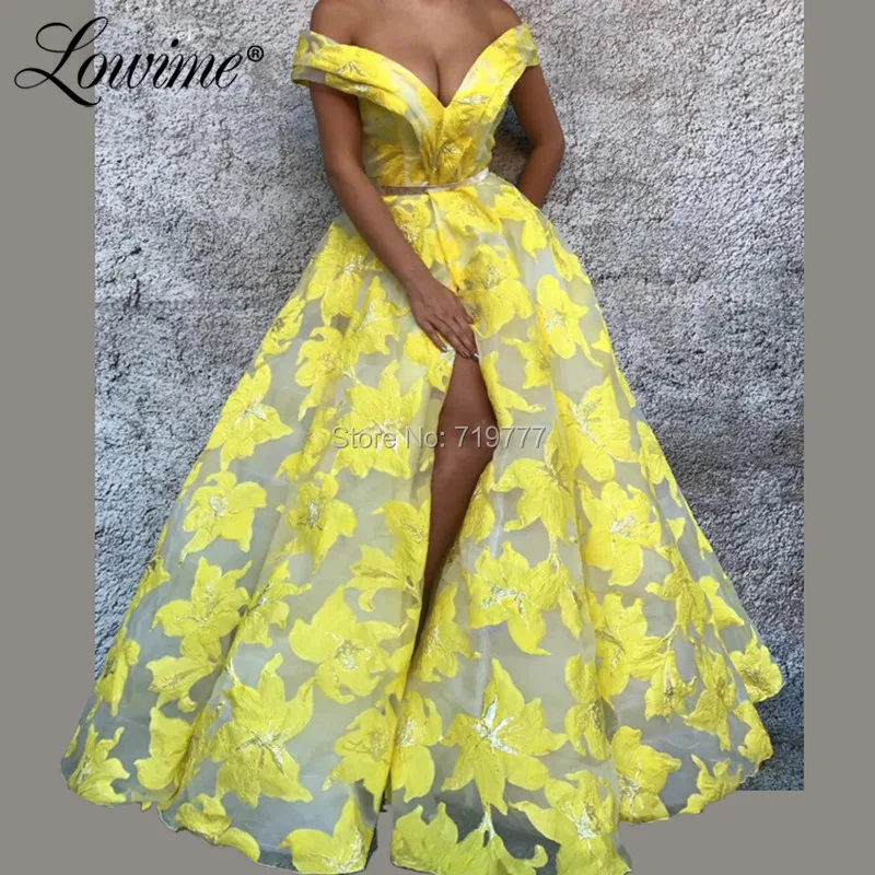 Женское длинное вечернее платье с открытыми плечами желтое цветочным принтом в