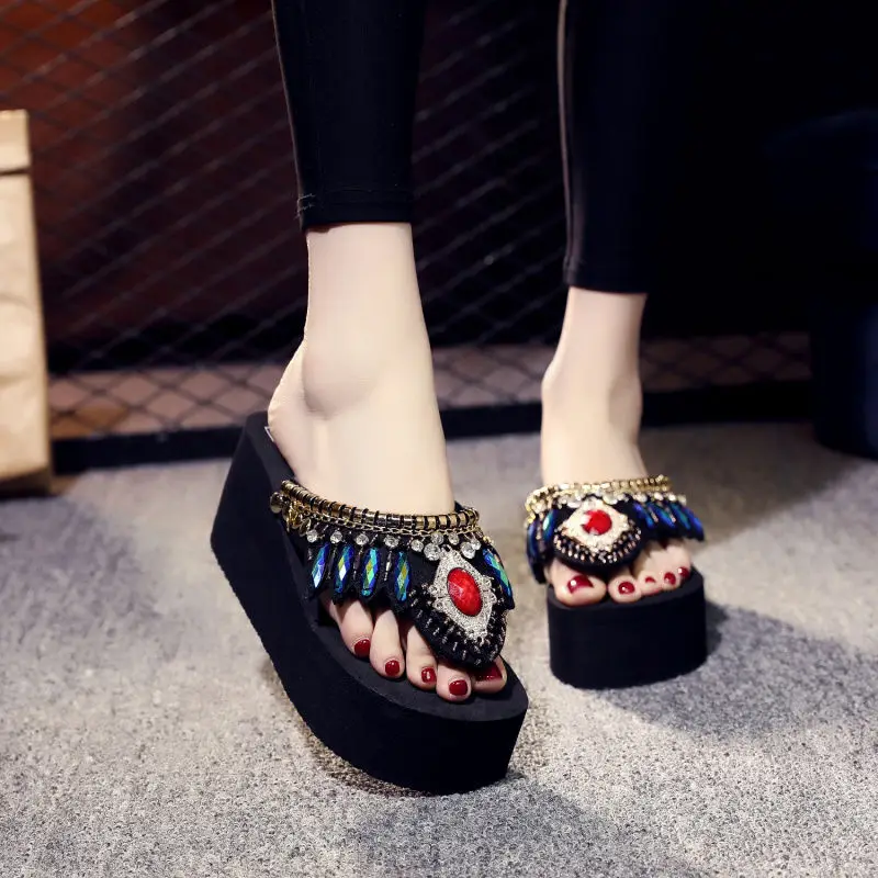 

Diamond studded herringbone slippers women wear fashionable beach shoes outside in summer, seaside slippers and slope heels