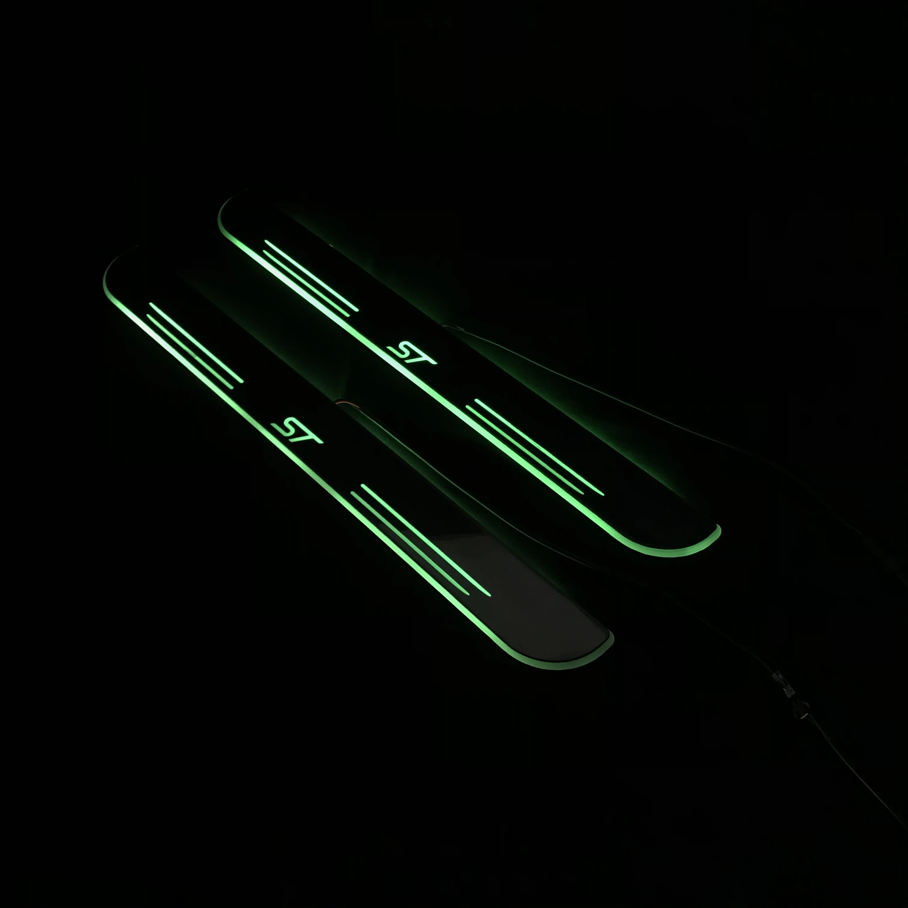 

LYQ 2PCS acrylic mobile LED welcome scooter wear plate door sill frame path light for Ford Focus ST dedicated Flow/fixed light