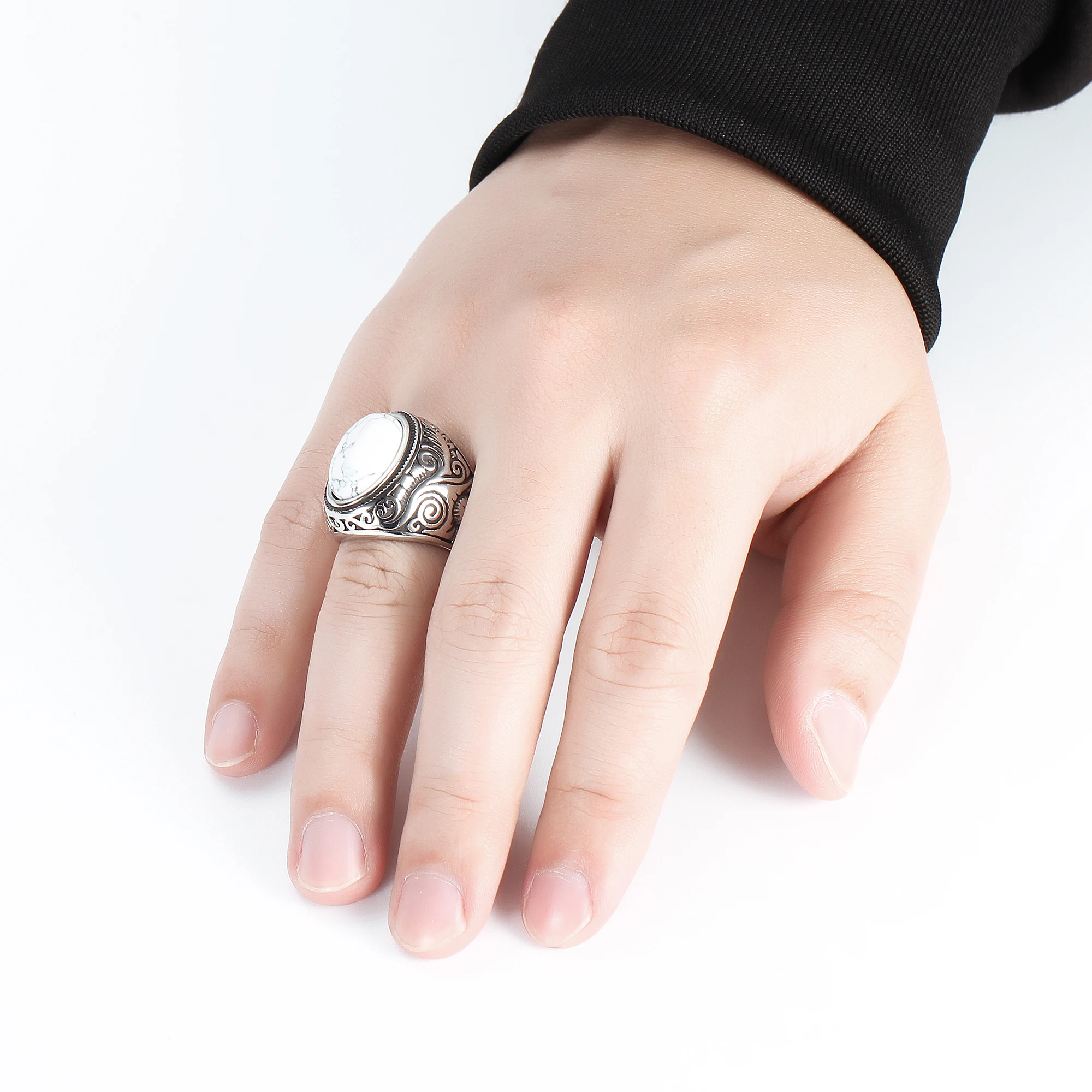 Кольцо из титановой стали с зеленым камнем | Украшения и аксессуары