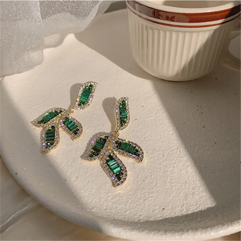 

Personality Temperament Of Restoring Ancient Ways Leaves Exaggerated Fashion Crystal Earrings Female Jewelry Gift Birthday Party