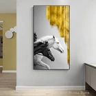 Абстрактный Золотой постер с изображением белой черной лошади, роскошное художественное полотно, популярное настенное искусство, картина для гостиной, домашний декор (без рамки)