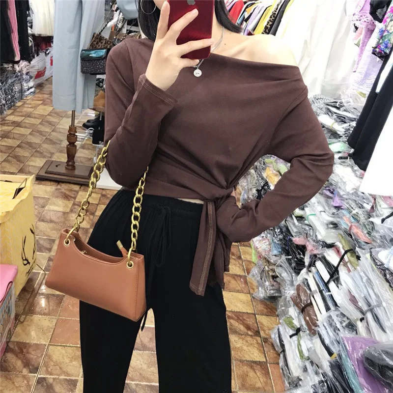 

Женская футболка с длинным рукавом, узкая короткая рубашка в Корейском стиле с открытыми плечами и косым плечом, модель 2021 года