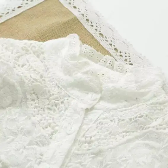 Кружевная белая рубашка со стоячим воротником с длинными рукавами и цветочной