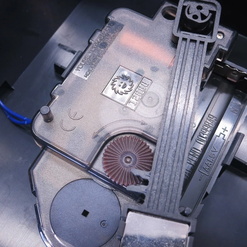 Часы-качели в античном стиле с изображением птицы деревянные современные