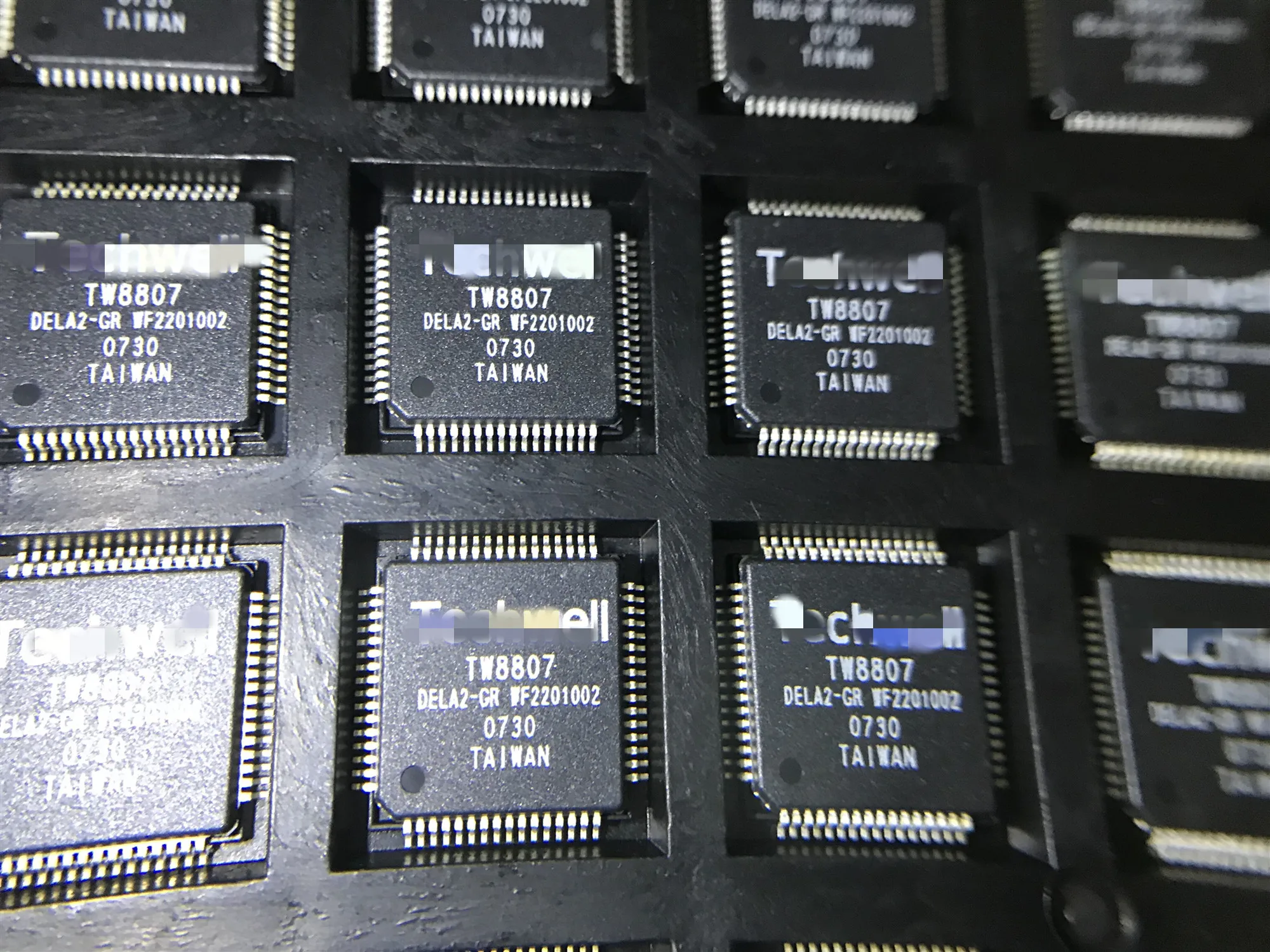 

TW8807 TW8807-DELA2-GR низкая стоимость, высокое качество TFT панель контроллер со встроенным NTSC/PAL/secamtvs декодер Новый оригинальный 100%