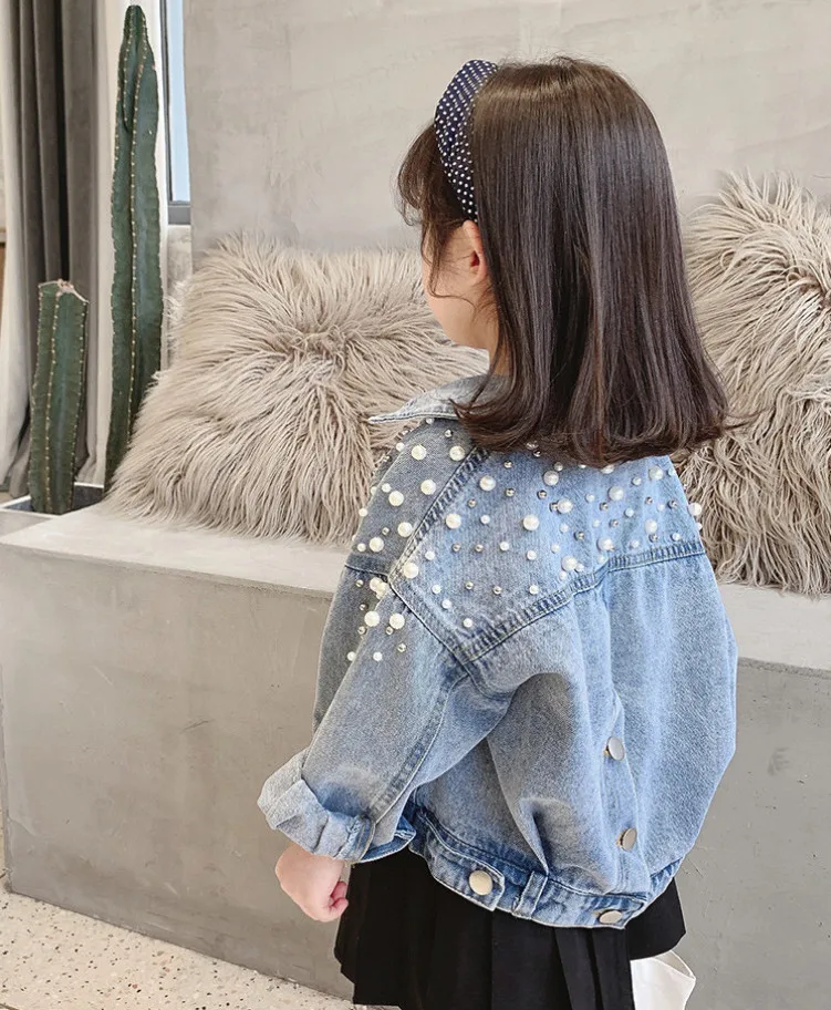 

Новая джинсовая куртка для девочек, модные детские пальто с жемчугом, детская одежда, осенняя одежда для маленьких девочек, верхняя одежда, ...