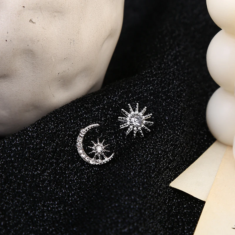 Женские Асимметричные сережки-гвоздики из сплава с золотым и серебряным