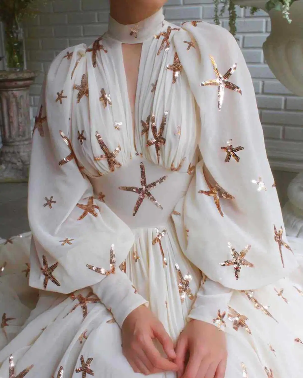 Женское длинное платье-туника с высоким воротником и разрезом | Женская одежда