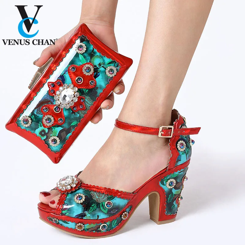 Новый модный праздничный комплект из итальянских туфель и сумочки золотистого