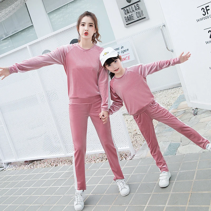 Бархатные костюмы для мамы и девочки коллекция 2019 года осенне зимняя одежда