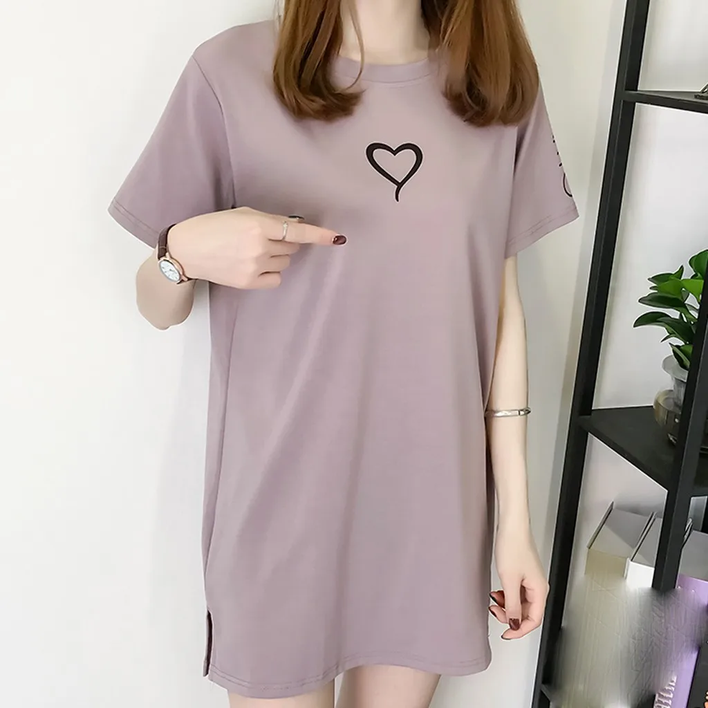 Женское платье-футболка с короткими рукавами и круглым вырезом рисунком в виде